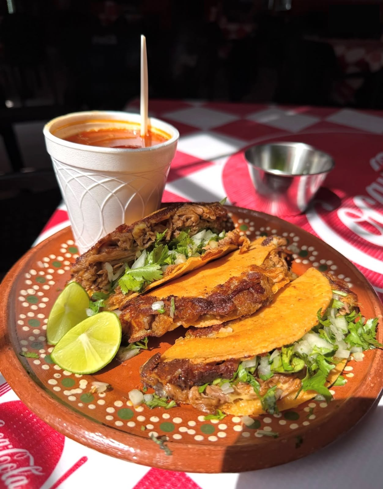 Tacos de birria La 66 con consomé